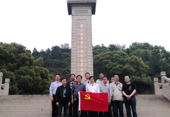 东吴热电党员祭扫革命先烈